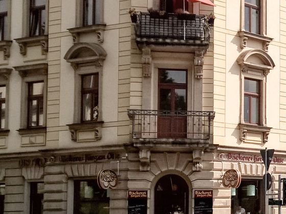 Hausecke mit Balkon und Fenstern im Stil der Gründerzeit. Hier befrindet sich die Praxis.